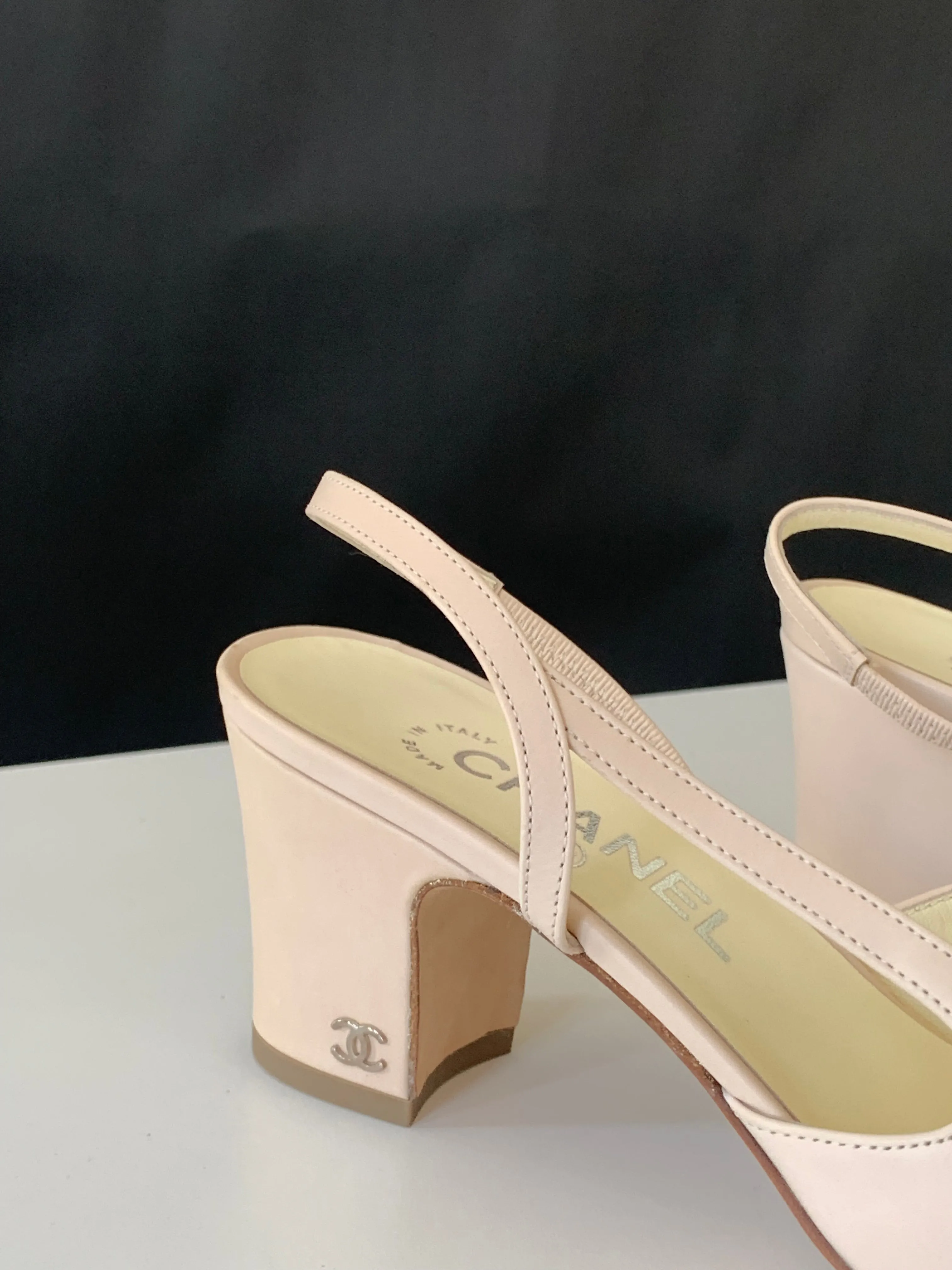 <b>CHANEL </b> <br>Cap Toe Slingback Pumps 38