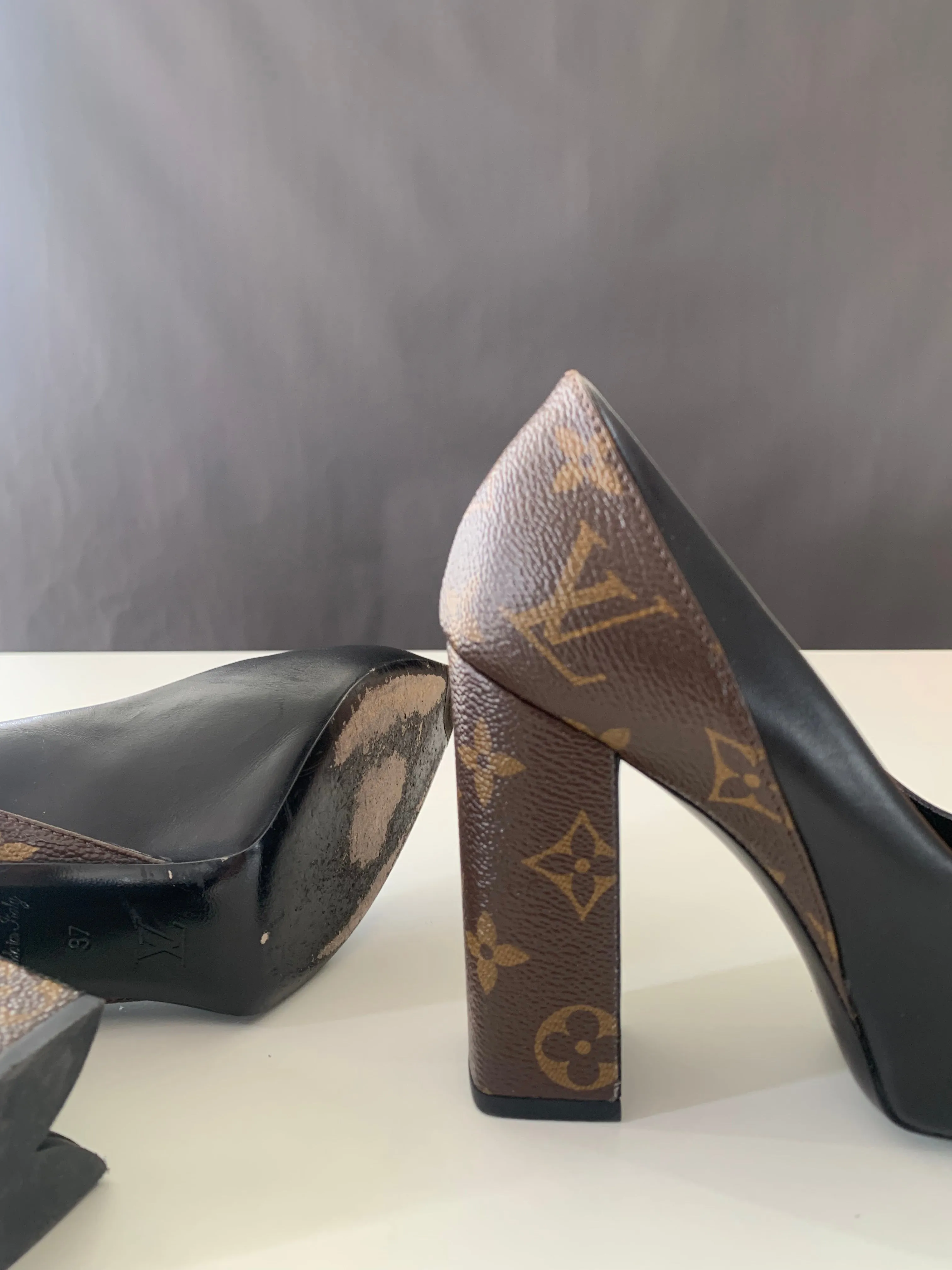 <b>LOUIS VUITTON </b> <br>Matchmake Pumps 37
