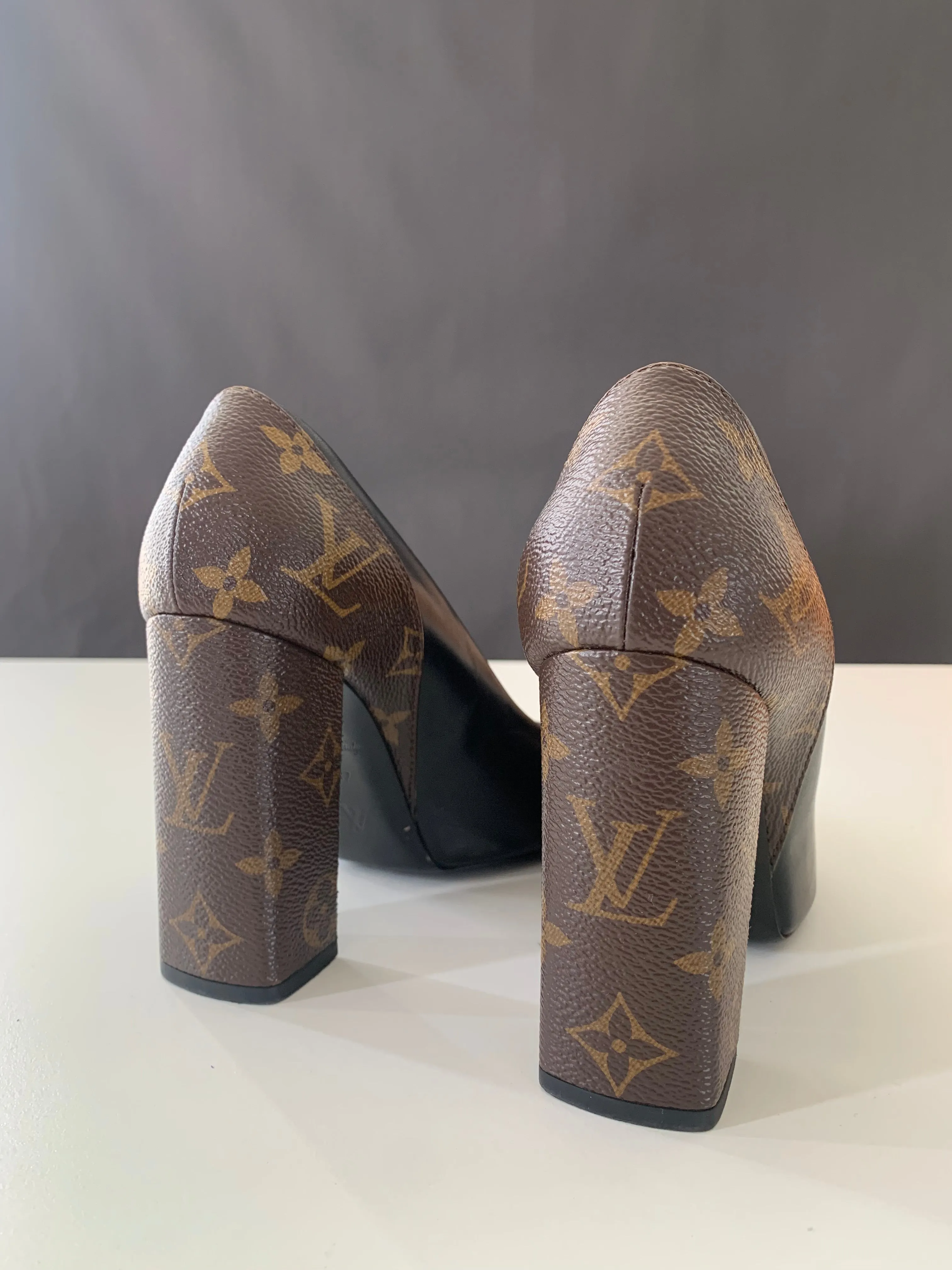 <b>LOUIS VUITTON </b> <br>Matchmake Pumps 37