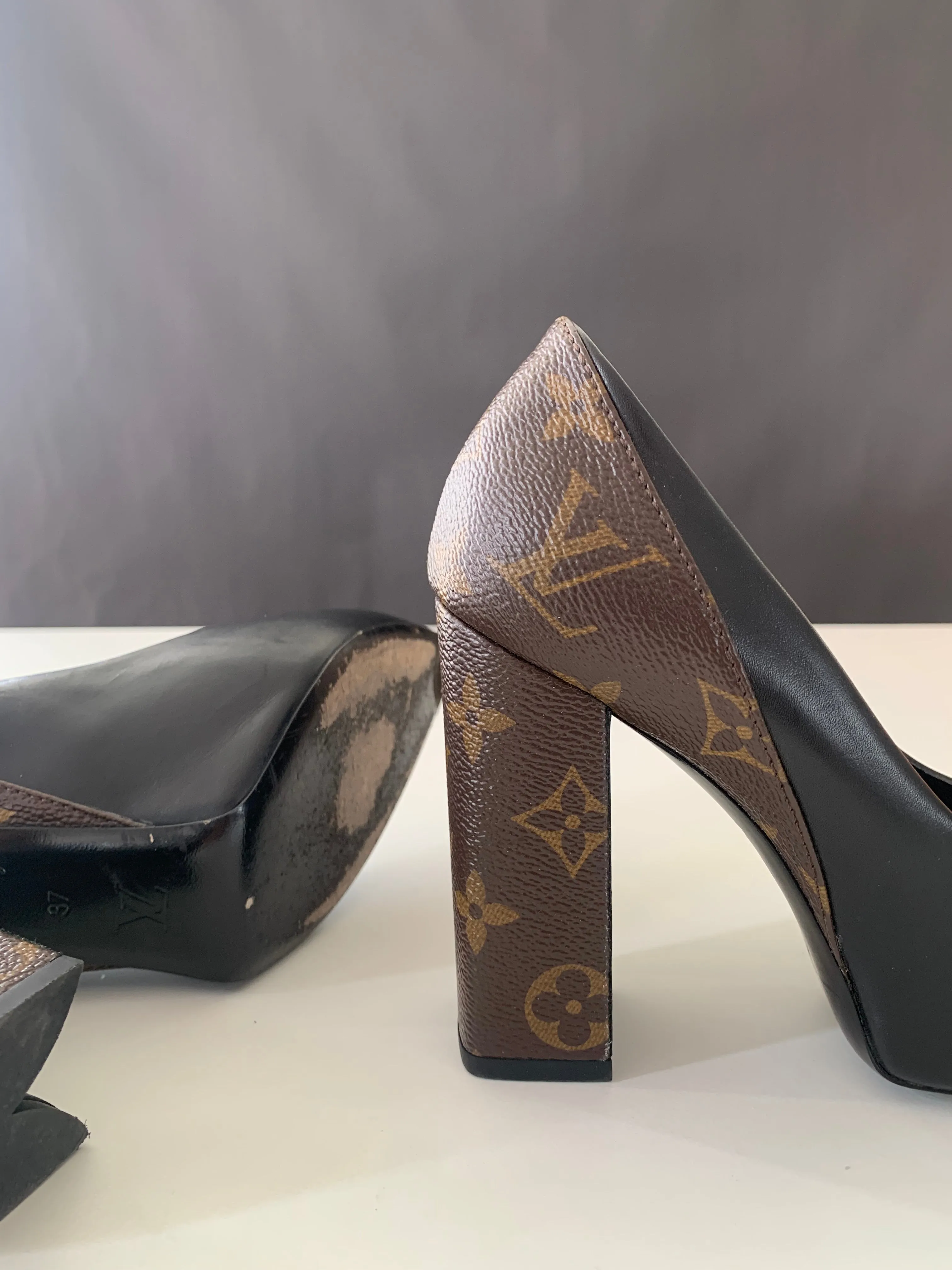 <b>LOUIS VUITTON </b> <br>Matchmake Pumps 37
