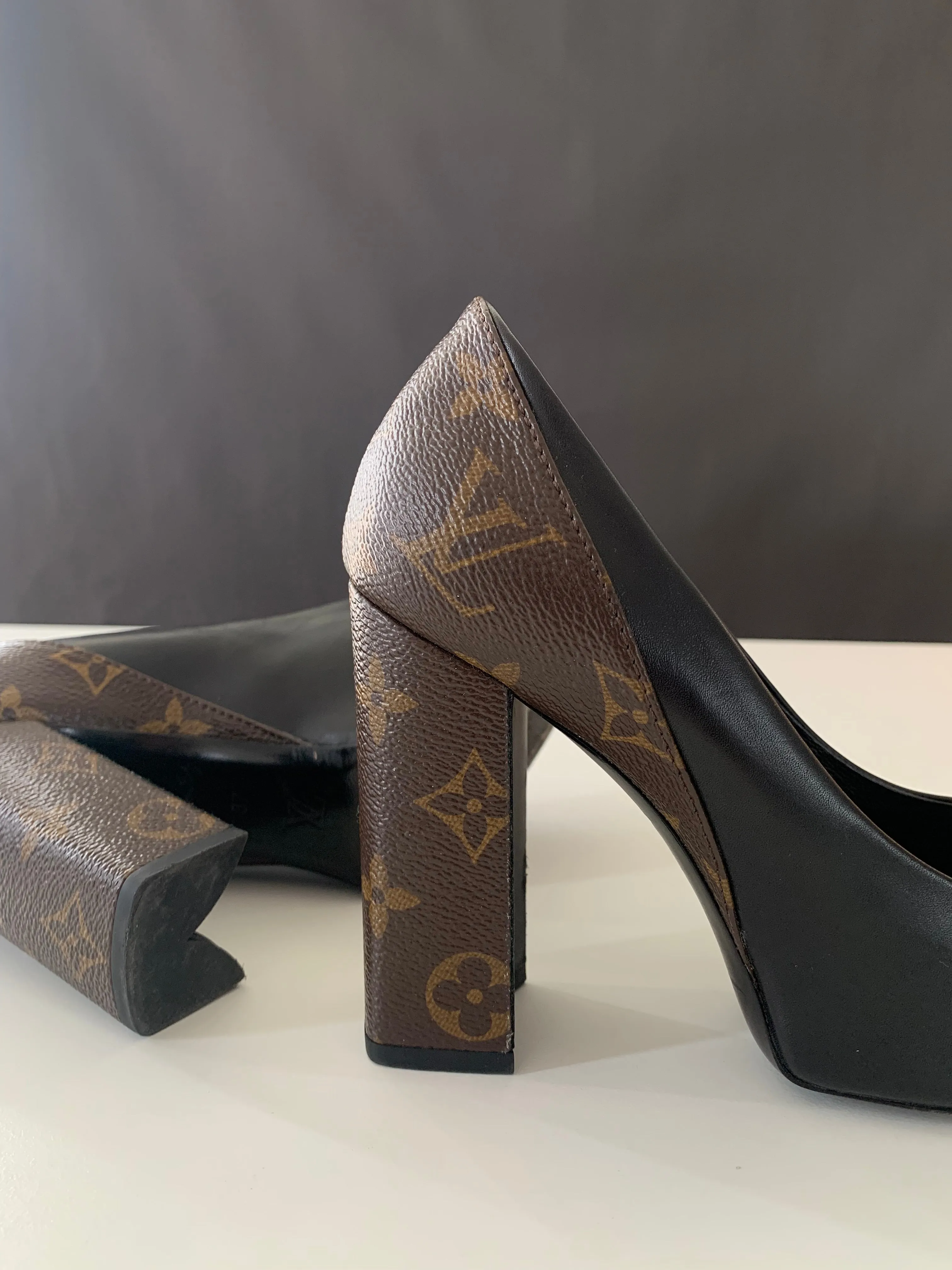 <b>LOUIS VUITTON </b> <br>Matchmake Pumps 37