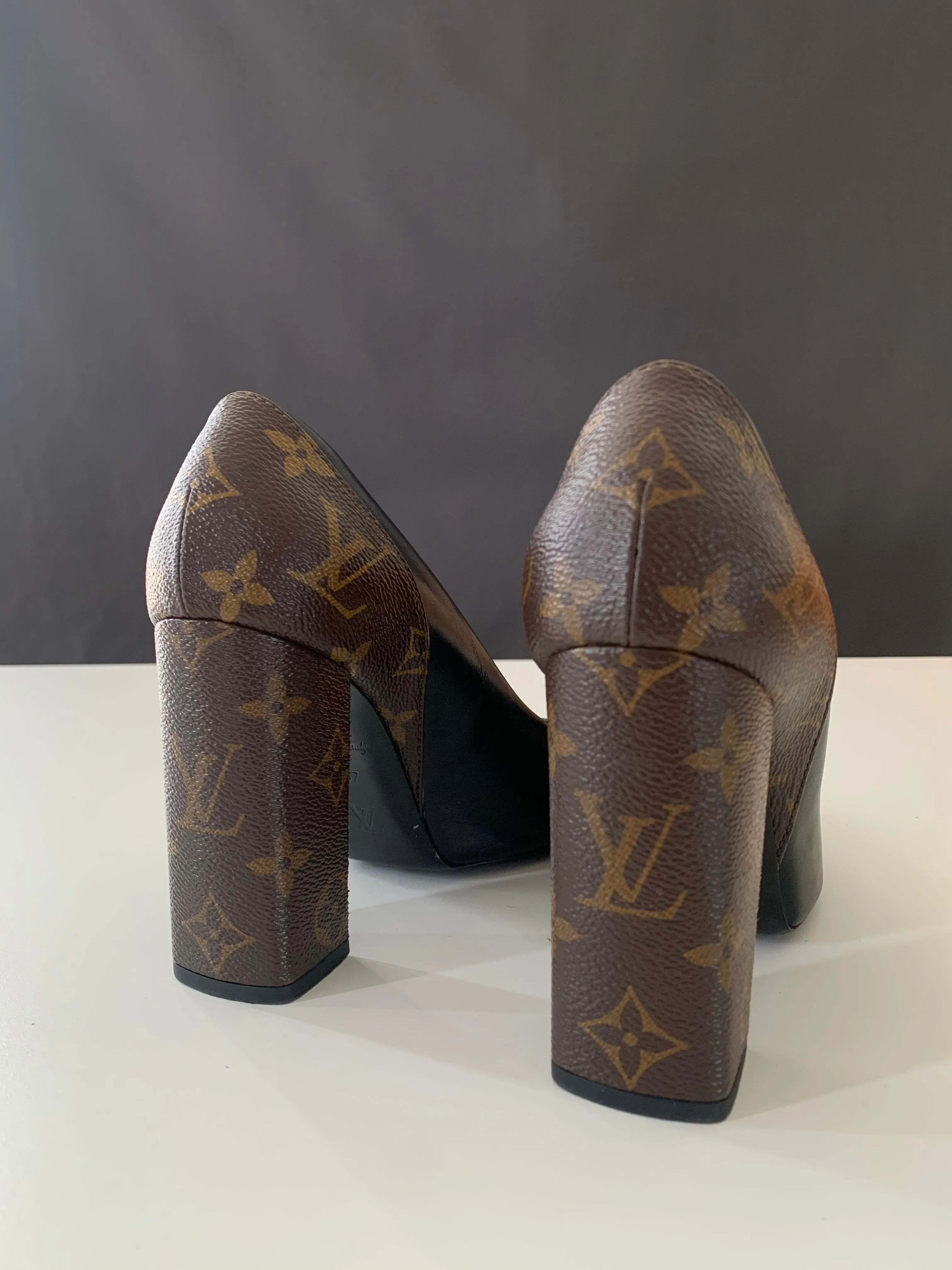 <b>LOUIS VUITTON </b> <br>Matchmake Pumps 37