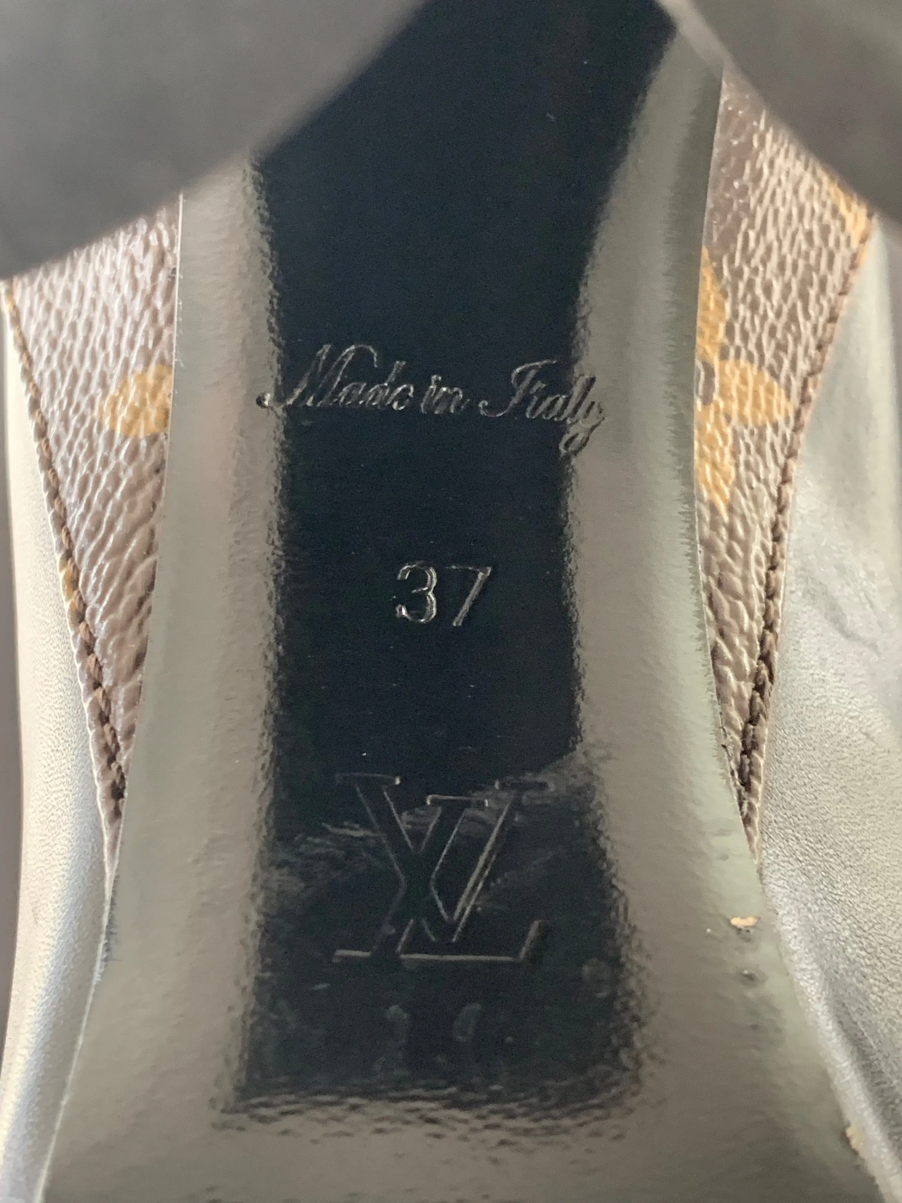 <b>LOUIS VUITTON </b> <br>Matchmake Pumps 37