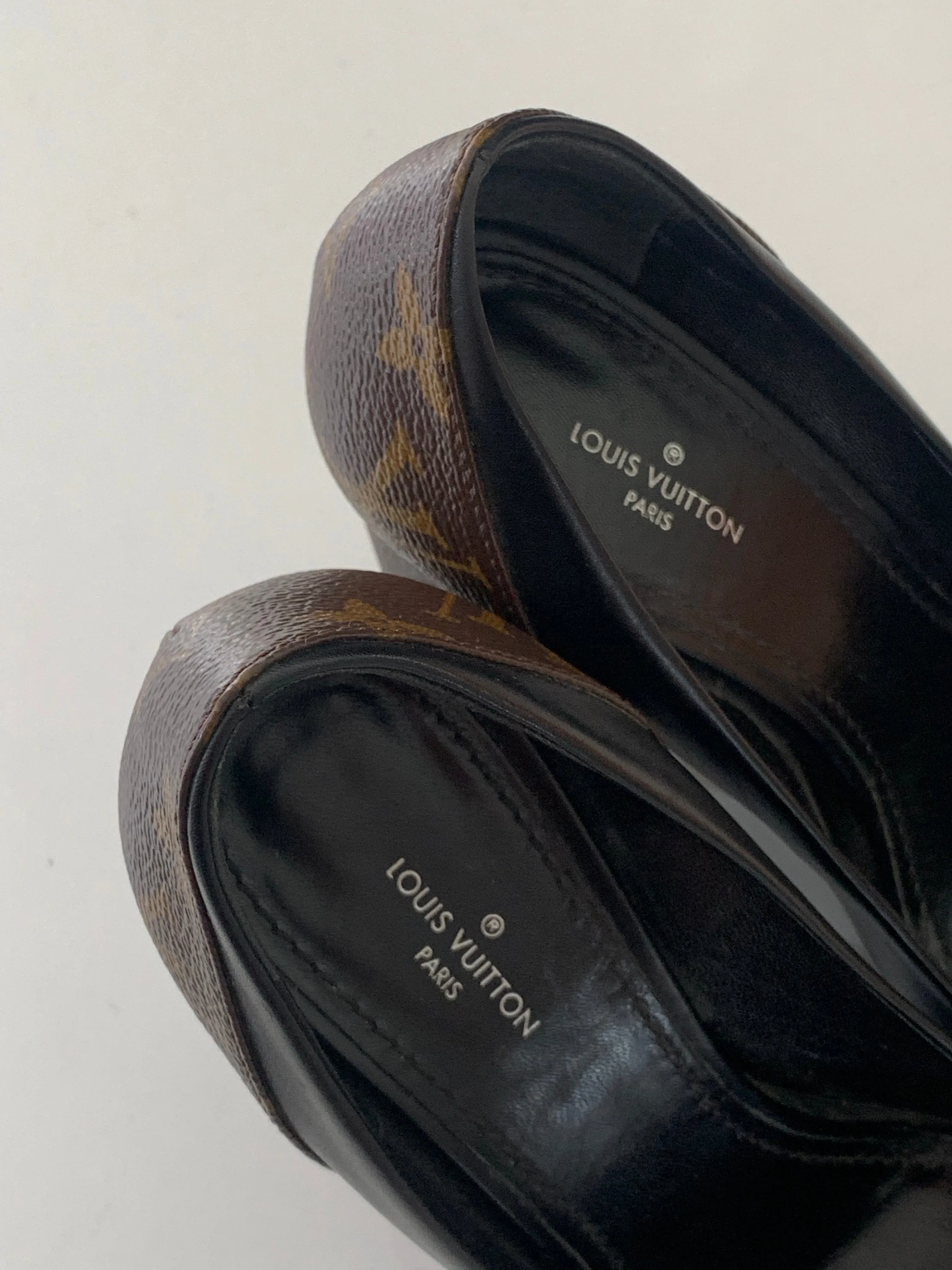 <b>LOUIS VUITTON </b> <br>Matchmake Pumps 37