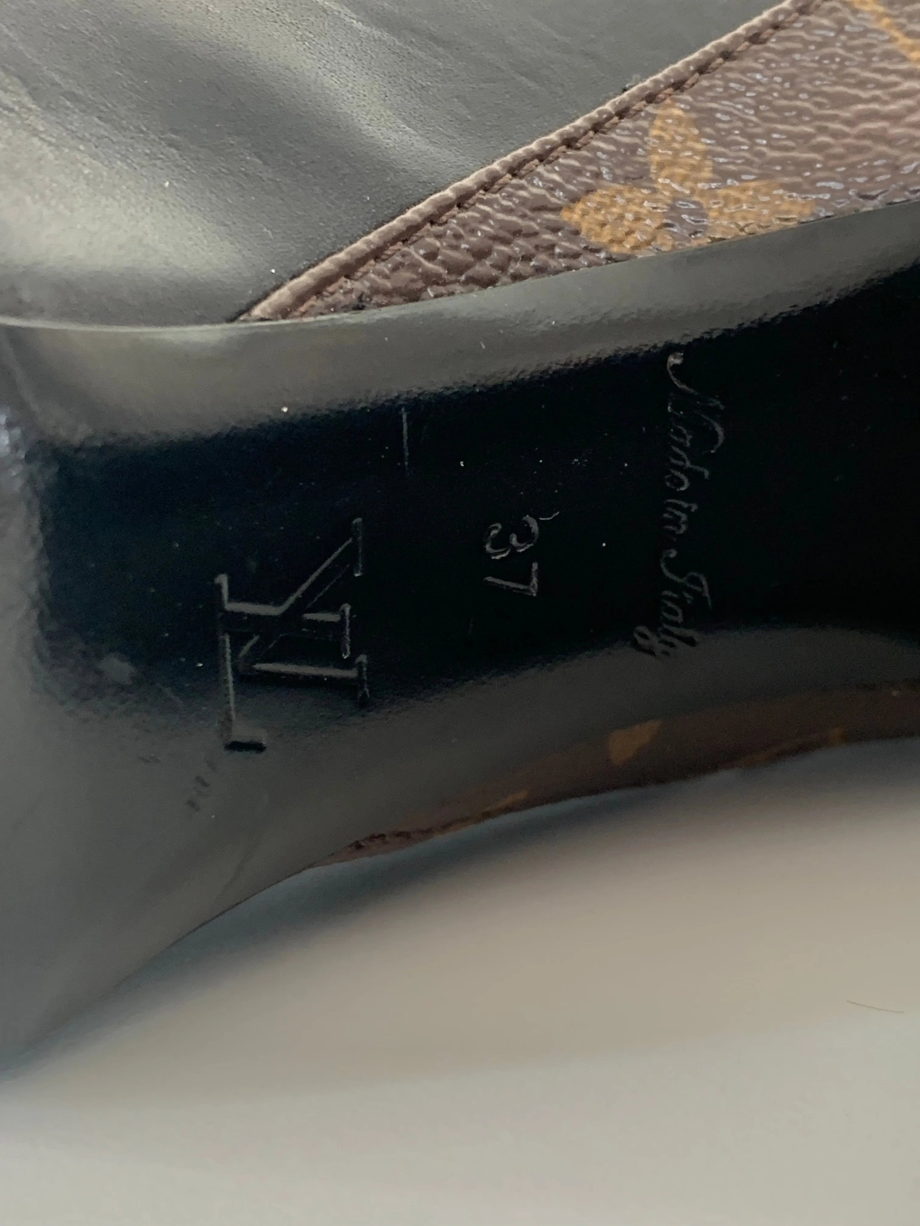 <b>LOUIS VUITTON </b> <br>Matchmake Pumps 37