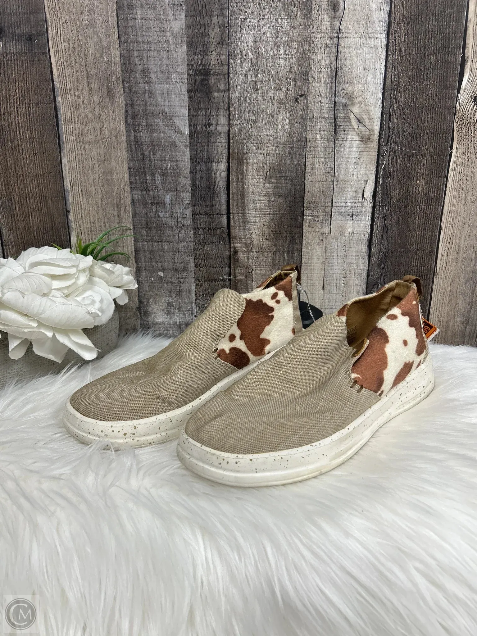 Shoes Flats By Hey Dude In Beige, Size: 10
