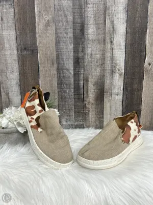 Shoes Flats By Hey Dude In Beige, Size: 10